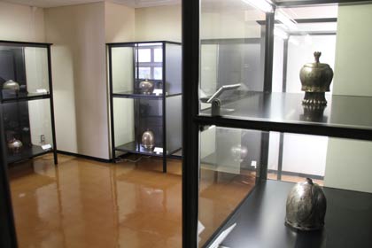 寄贈受けた展示ケースを設置して人間国宝、玉川宣夫さんの特別展示室に生まれ変わった第三展示室
