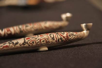  第39回燕手仕事展で展示している玉川さんの作品「木目金煙管」
