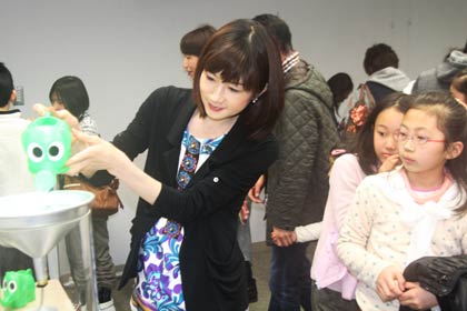 子どもたちに実験を手ほどきするお天気キャスターの井田さん