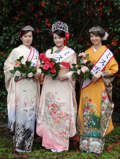 左からミス雪椿の岩沢さん、ミス雪椿クイーンの對馬さん、ミス雪椿の渡辺さん