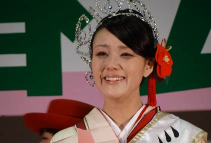 涙をあふれさせるミス雪椿クイーンの對馬さん