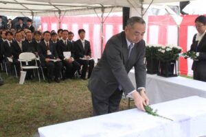 分水おいらん道中と同日に大河津分水殉職者慰霊式、国会議員も出席して殉職した100人を慰霊