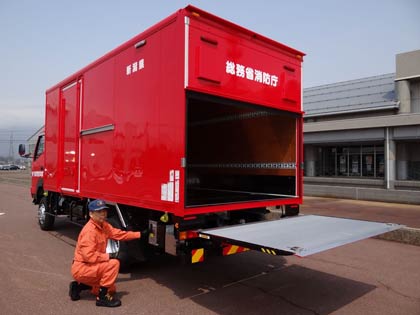 車両後部の最大1トンまで積み下ろしできるパワーゲート