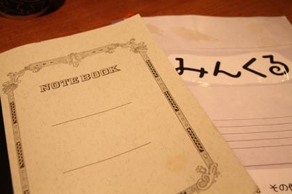 右は「みんくる」用の落書き帳、左がツバメコーヒー用のツバメノートの落書き帳