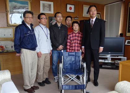 一ノ木戸商店街が商店街の「エコステーション」で回収したアルミ缶のリングプル540kgを交換して受けた車いす1台を三条市に寄付