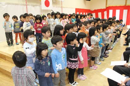 歌などを発表する園児