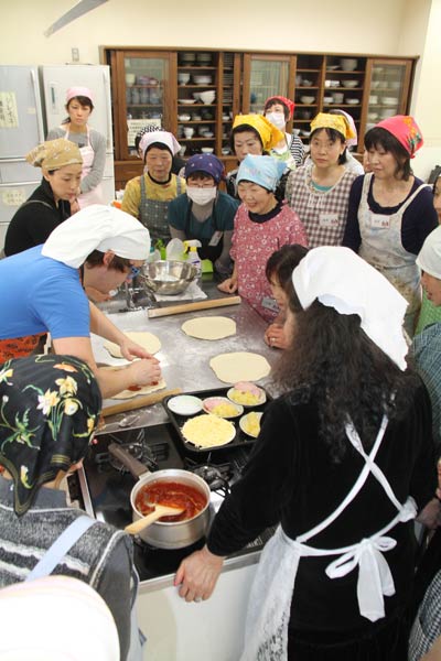 26日開かれた国際理解講座「世界のキッチン」、左の青いシャツが国際交流員のピーターさん
