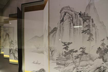 藤沢越堂の六曲一双「山水図屏風」に描かれた山は三条市下田地区の八木ヶ鼻を連想させる