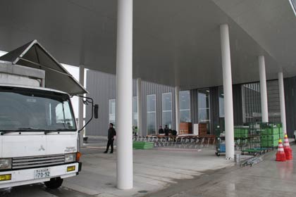 イベントが行われる特設ステージの準備が進む