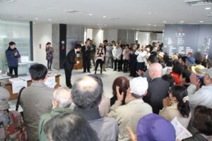 正面玄関のエントランスで集まった市民にあいさつする鈴木市長