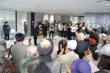 正面玄関のエントランスで集まった市民にあいさつする鈴木市長