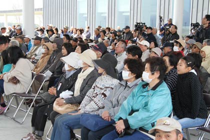  ステージイベントを見学する市民