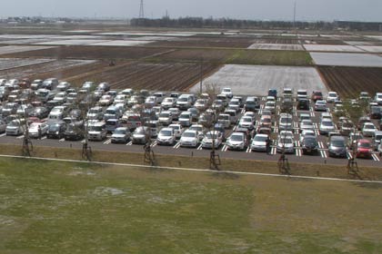 みるみる車で埋まっていく650台収容の駐車場