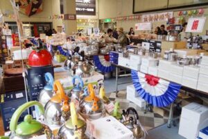 「じばさんGWフェアー2013」に先駆けて27日から燕三条地場産業振興センターで開かれている「金物特価市」