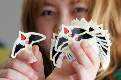 捧美佳さんが製作、1枚80円で販売している「つばめステッカー」