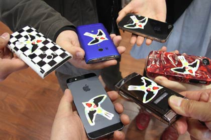 27日の燕市新庁舎の一般開放でずらりとそろった「つばめステッカー」