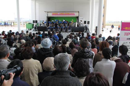  燕市の新庁舎一般公開の竣工記念イベントで吉田中学校吹奏楽部の演奏に数百人が聴き入る