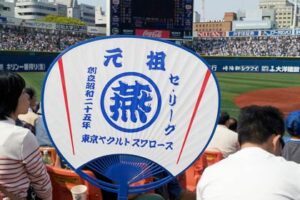 29日の横浜スタジアムでのスワローズ対DeNA戦のデーゲームでスワローズのうちわ
