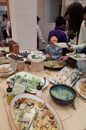 土、日曜のレストランでは郷土料理を中心にしたバイキングを提供
