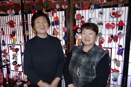実家で手芸作品を開いている左が妹の洋子さん、右が姉の幸子さん