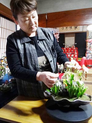 展示作業をする幸子さん