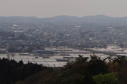 29日、三条市保内公園から見下ろすと水の張られた田んぼが光ってみえた