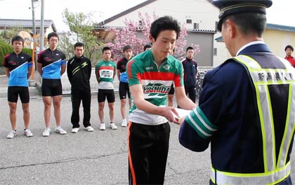 中村燕署長から県立吉田高校自転車競技部の森山主将に任命書を手渡す