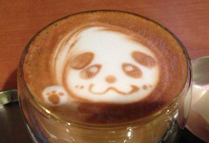 「ツバメコーヒー」で人気のカフェラテ、パンダのラテアート