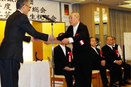  長谷川三条市経済部長から4人に伝統工芸士の認定証を伝達