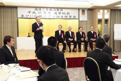  あいさつする越後三条鍛冶集団の小林会長