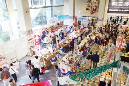 6日まで燕三条地場産業振興センターで開かれている「じばさんGWフェアー2013」