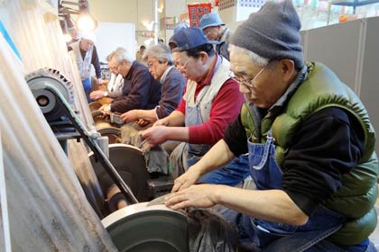 人気の包丁研ぎ実演