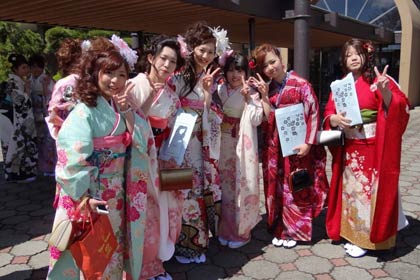 華やかな振り袖の新成人