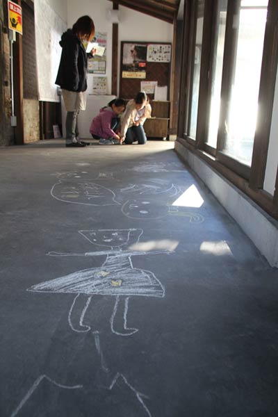 「GWみんくる子ども祭り」で「みんくる」の土間に描かれた落書き