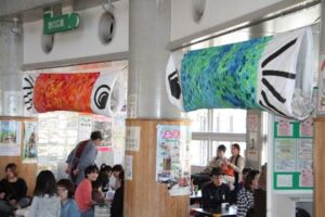 燕市児童研修館「こどもの森」に飾られたこいのぼり、火曜日すくすく講座「森のアトリエ」で子どもたちが着色して製作