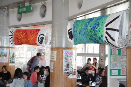  燕市児童研修館「こどもの森」に飾られたこいのぼり、火曜日すくすく講座「森のアトリエ」で子どもたちが着色して製作