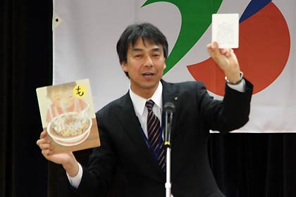 2012年4月2日、燕市教職員辞令交付式で「燕っ子かるた」をPRする藤沢さん