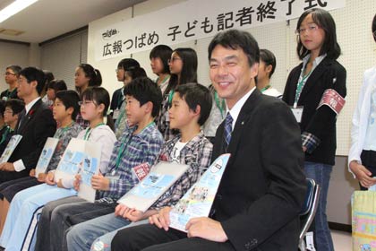 2012年10月15日、広報つばめの子ども記者終了式、ついカメラ目線になるのも藤沢さんらしい