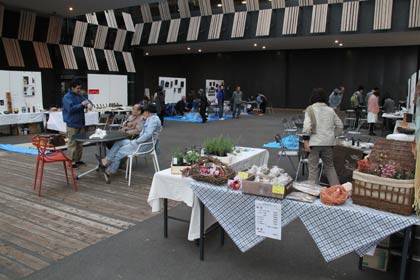 「アオーレ長岡」の屋根付き広場「ナカドマ」に10のブースが並ぶ