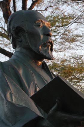 在りし日の長善館の方角を見据える長谷川の銅像