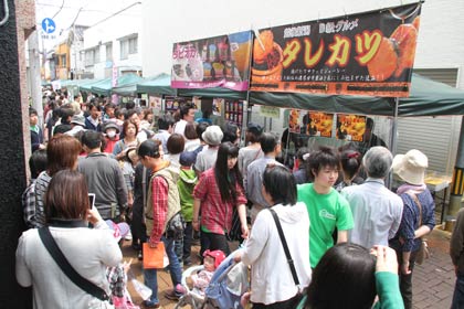 今年度最初の三条マルシェは行き交うのもままならないほどのにぎわいに