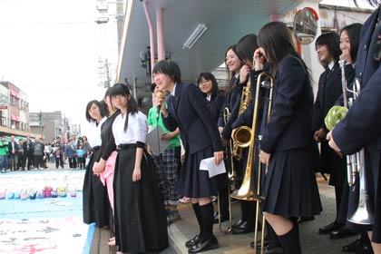 司会のインタビューを受ける書道部と吹奏楽部の部員