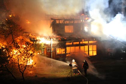 三条市下須頃の火災現場