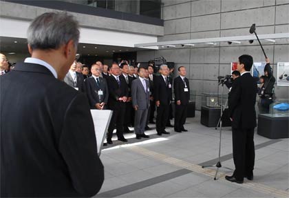 職員を前にあいさつする鈴木市長