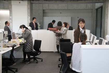 執務室はまだ落ち着かない