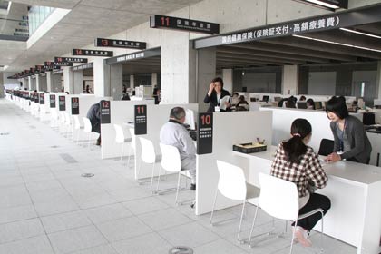 市民が次々と訪れる窓口