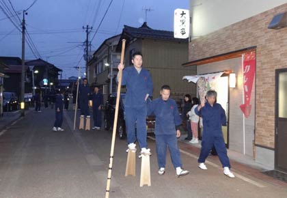 6日始まった三条まつりの大名行列の天狗の練習