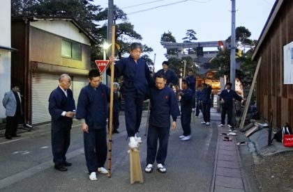 八幡宮を背に歩く