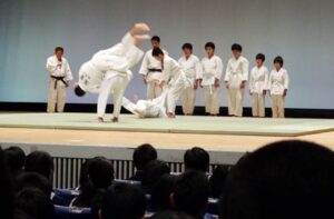 中学校で必修になった武道授業の選択の参考にしてもらおうと加茂市で市内全中学生を対象に武道6種目の演舞の見学会