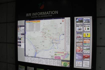 新庁舎正面玄関の風除室には循環バス「スワロー号｣の路線図を掲示